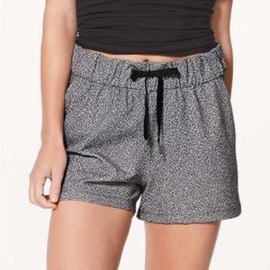 Lululemon On The Fly Short Size 8 (2.5") Fractal Alpine White Black / Black EUC